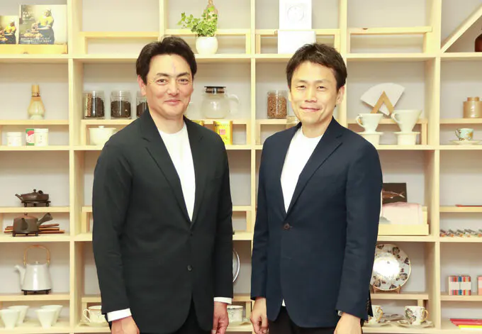並んで立つ佐々木客員教授（左）と中山学部長