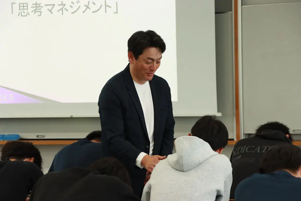 授業する佐々木客員教授