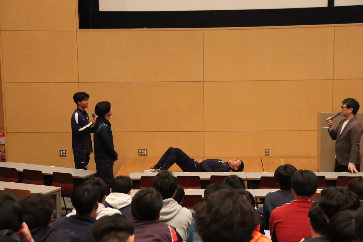 一人がけが人役、一人が指揮統制をする役、残りの人が周囲の人の役