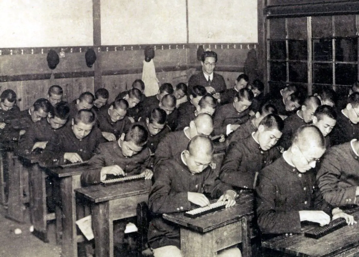 商業学校の珠算授業（1940年頃、国士舘史資料室蔵）