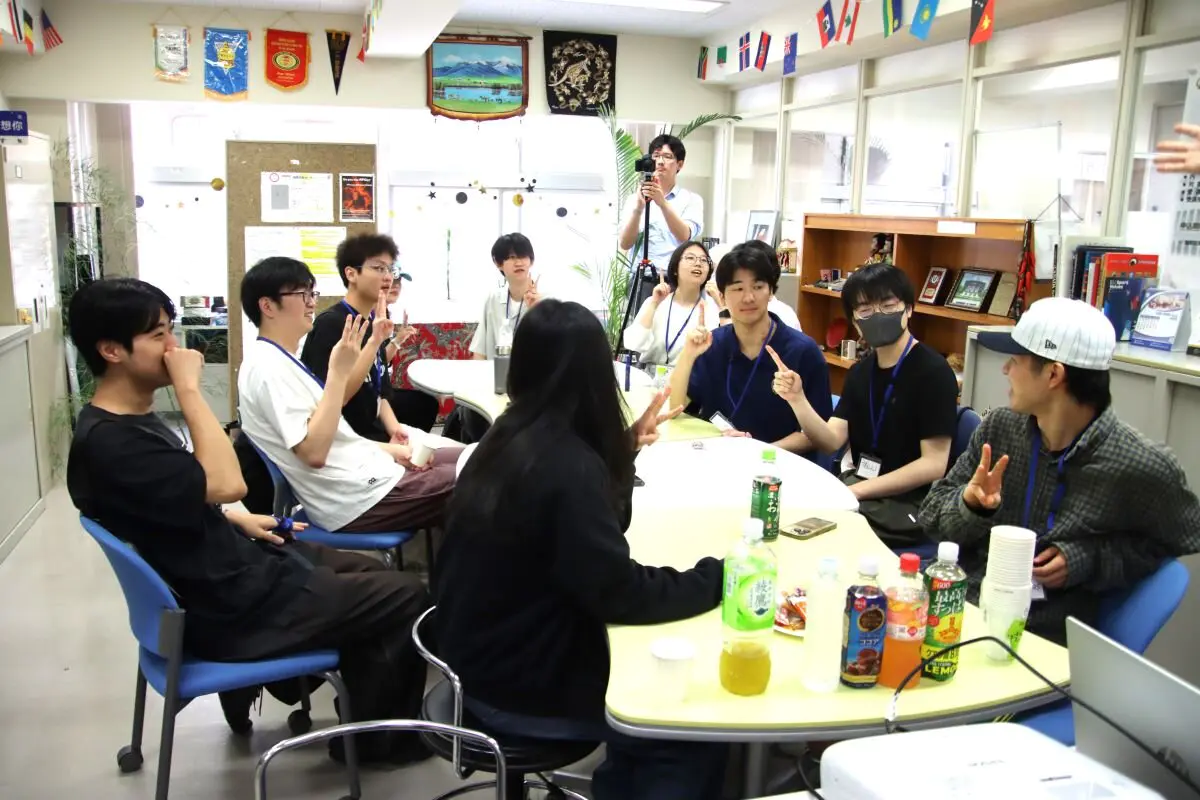 正解発表で盛り上がる参加者ら