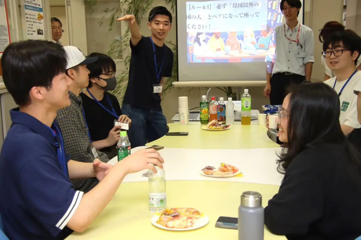 学生が司会進行を務めクイズ大会を盛り上げた