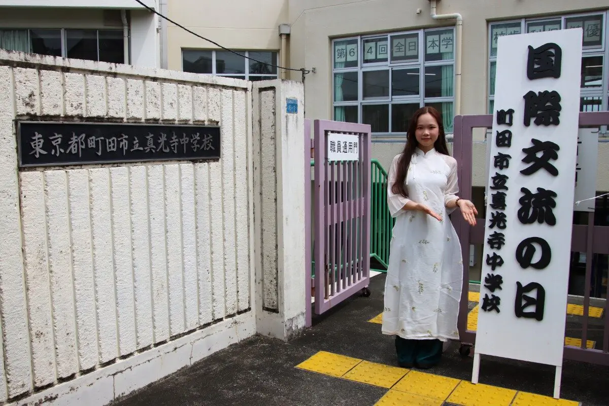 民族衣装アオザイを身にまとい訪問