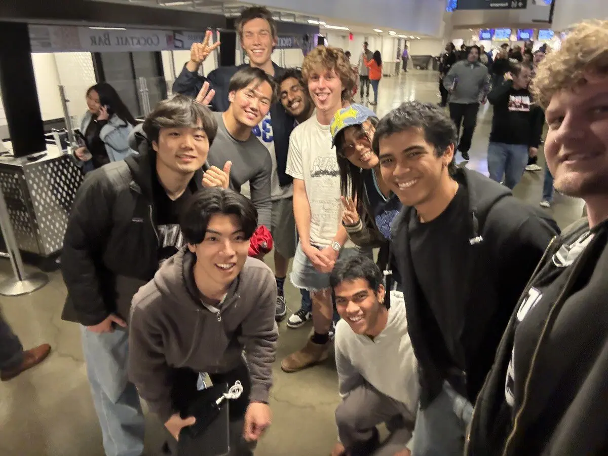 現地の人と笑顔で記念撮影する河田さん（左手前）