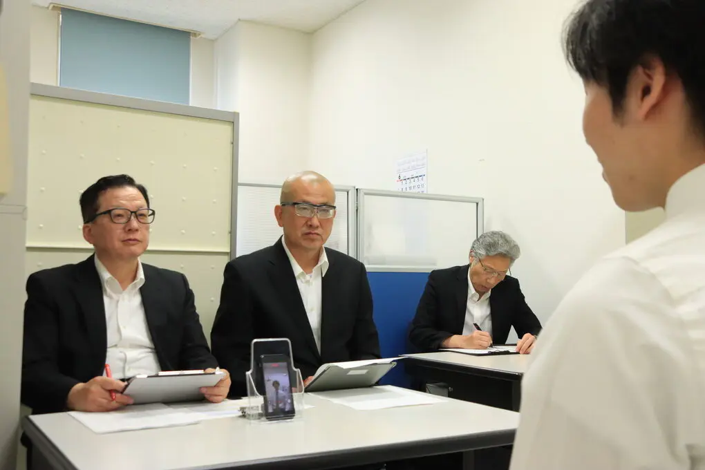 面接官2人と検証担当1人の3人体制で模擬面接を実施