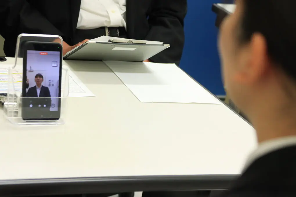 受け答えの様子をスマートフォンで録画