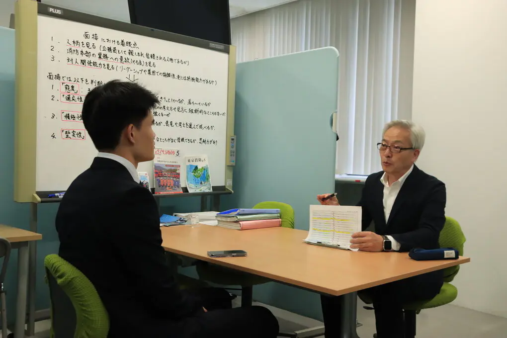 面接室の各ブースでは毎日のように個別指導が行われている