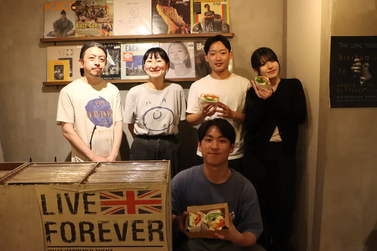 左からカフェの●●さん、後藤愛さん、本学の板橋さん、長島さん、大神田さん