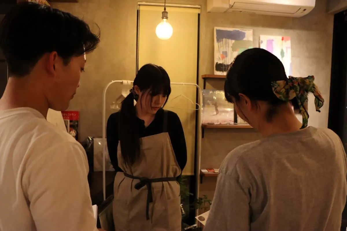 会計システムを確認する様子