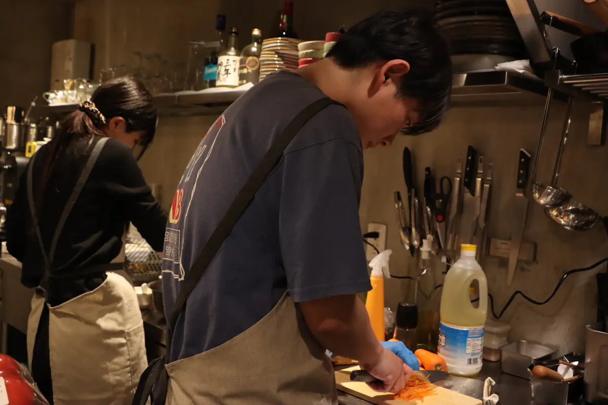 メニューの仕込み作業に励む様子