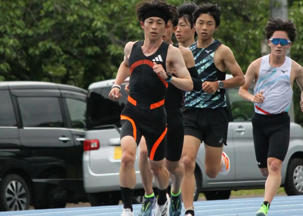 福田コーチは練習に参加しながら選手と切磋琢磨している
