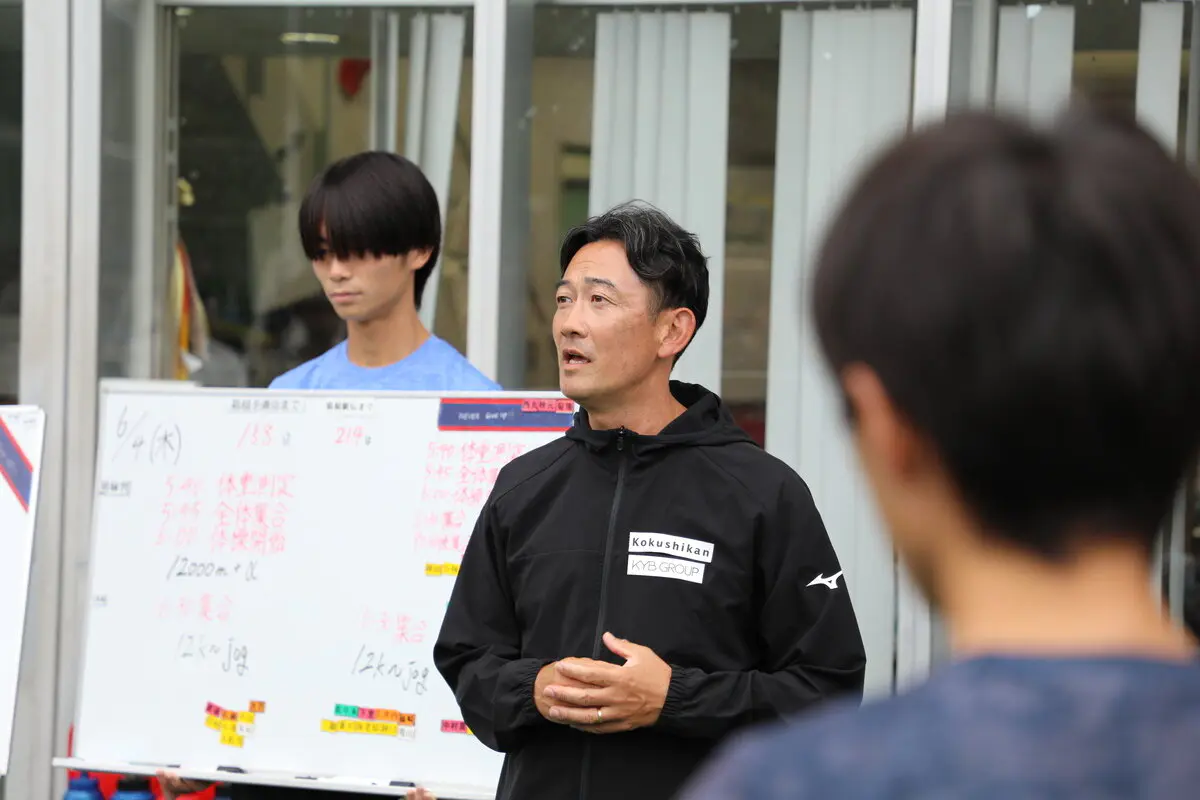 全体ミーティングでの小川監督