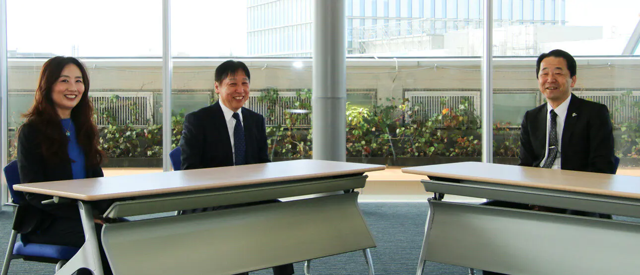 左から、話を聞いた3人。本間准教授、村上教授、世田谷区の宇都宮センター長