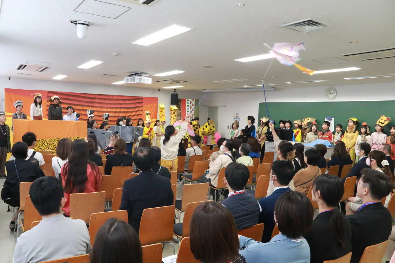 国士舘大学の学園祭で若林小の児童が披露した「ライオンキング」