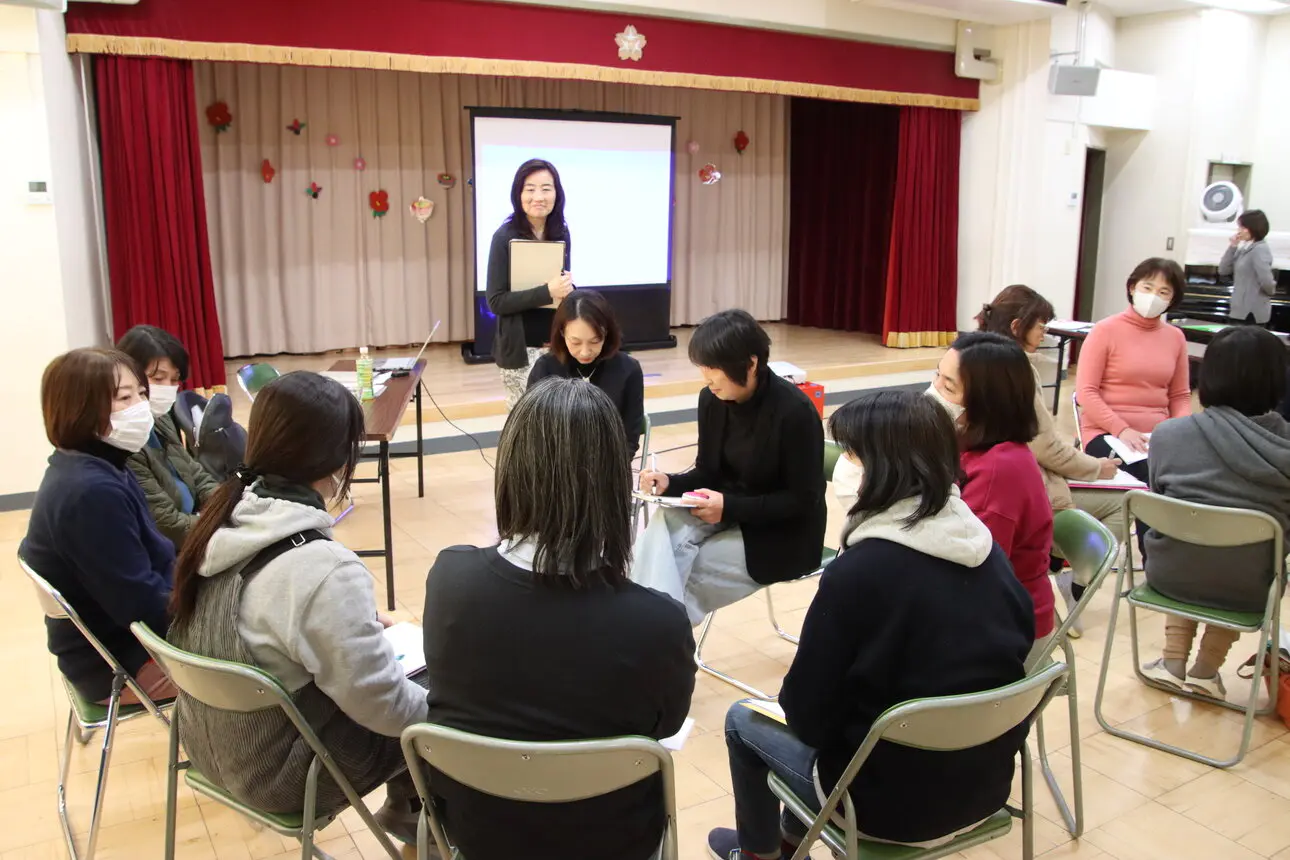 観察・助言を続ける幼稚園で勉強会を開く本間准教授