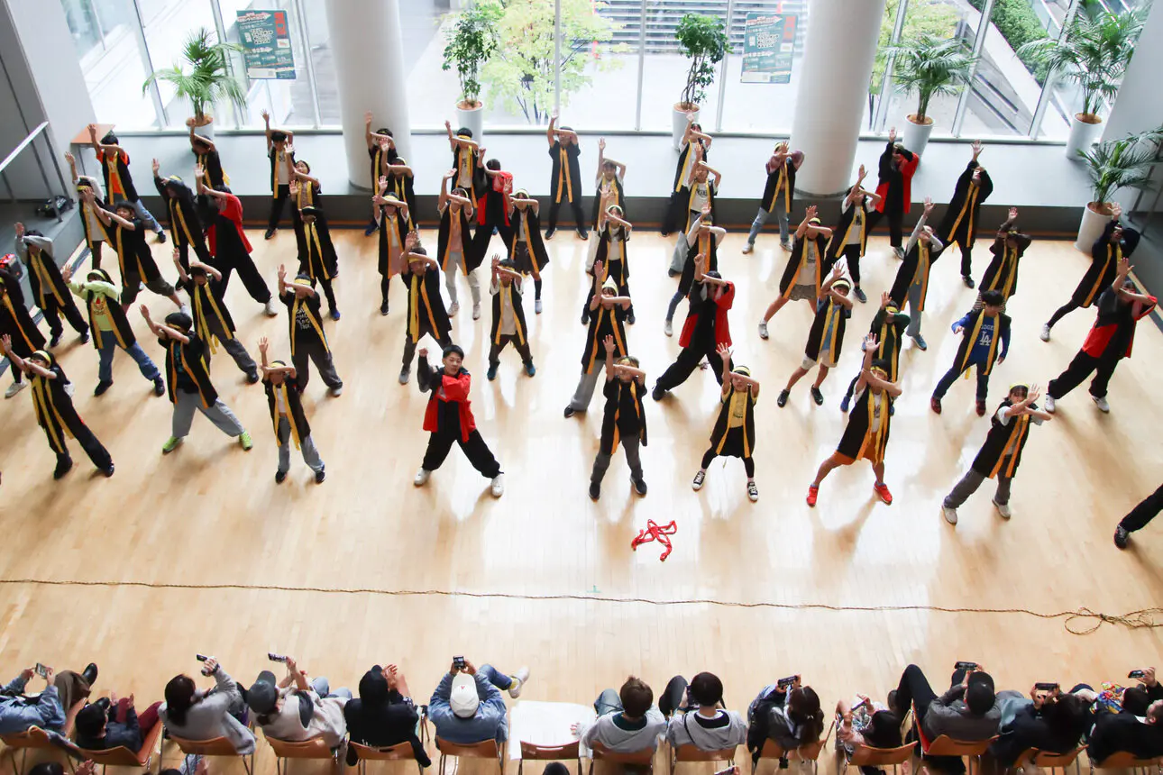 大学生と若林小の児童がコラボした「南中ソーラン」