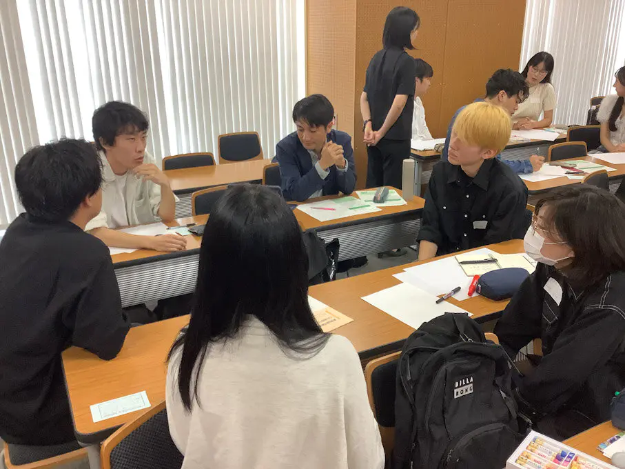 現職教員から話を聞く学生ら