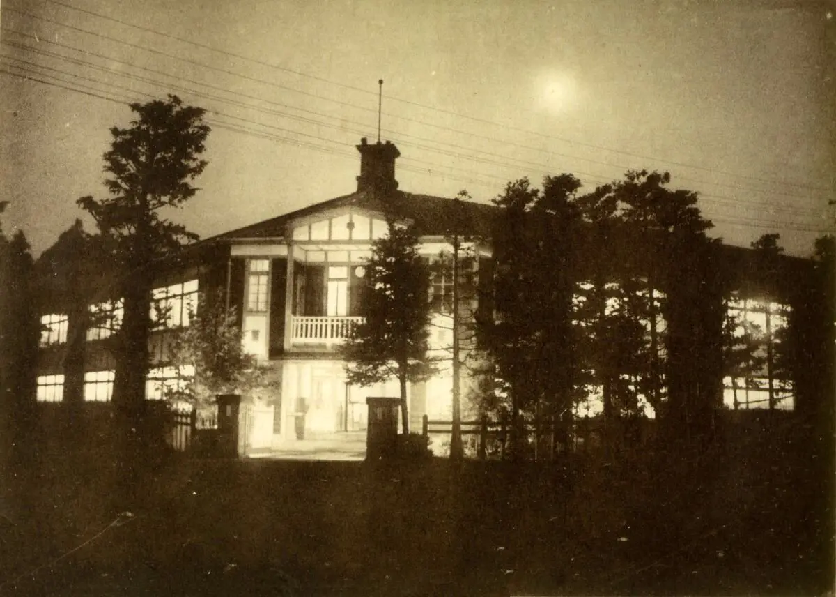 夜間の国士舘校舎（1940年頃、国士舘史資料室蔵）