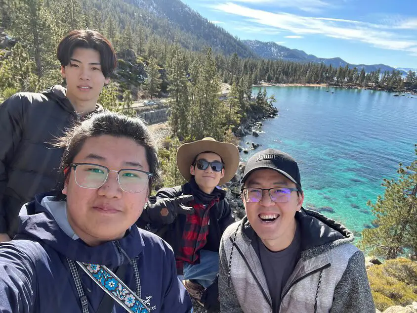 現地の人とレイクタホに訪れた河田さん（後列左）