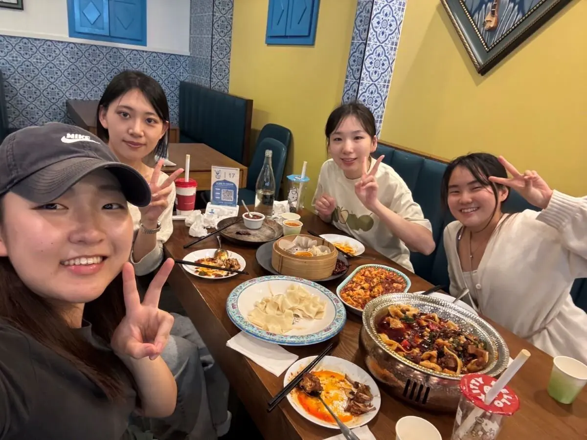 友達と食事を楽しむ徐さん（右から2人目）