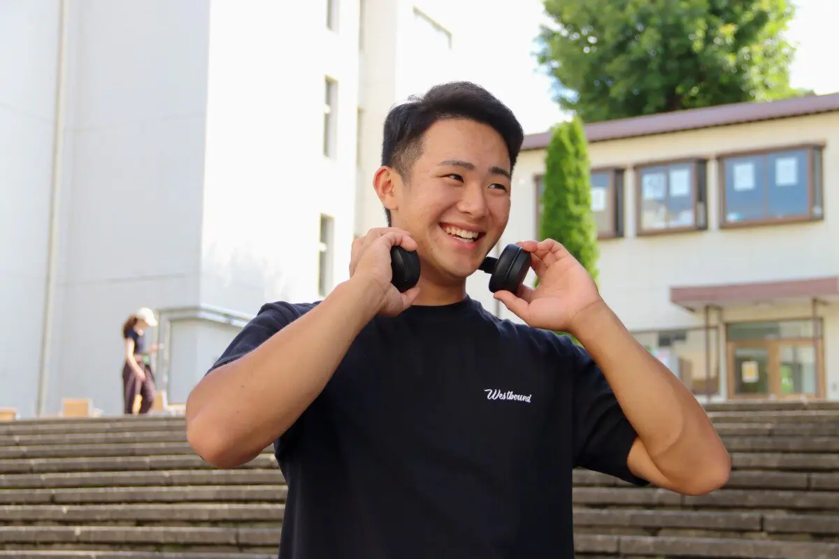 ヘッドフォンをつける横山選手
