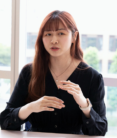 万暁琴氏