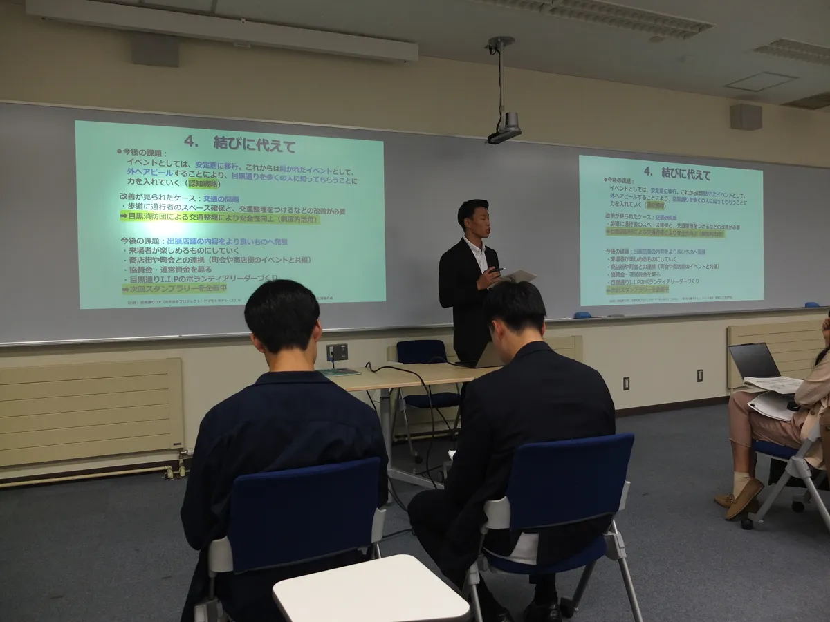 発表する学生