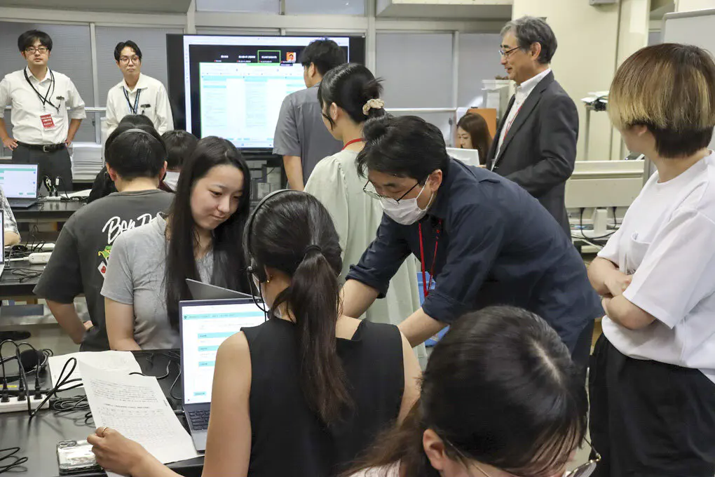 開発者や学内関係者らが検証授業をサポートした
