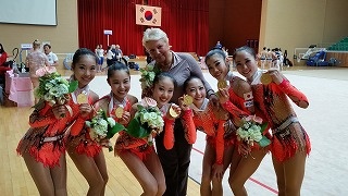 金メダルをかけた日本代表チーム（松原選手は右から2番目）