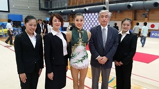 左から主将・赤坂かずさ、監督・山本里佳、松原選手、市村部長、3年学年リーダー武田佳奈