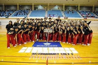 新体操部女子とともに全員で記念撮影