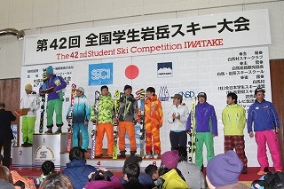 表彰式　（右から3人目が山口選手）