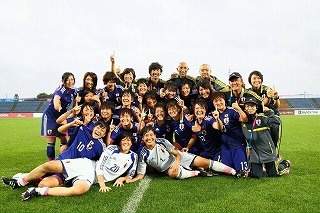 銅メダルの日本女子サッカーチーム（最前列右が新井選手）