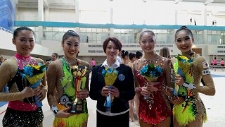 山本監督（中央）を囲んで記念撮影（右から横田、皆川、山本、松原、クー）