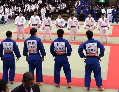 近畿大学との試合に臨む本学（白い柔道着）