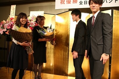 藤村監督夫人と豊田賢治コーチ夫人に花束を贈呈