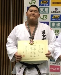 カデ選手権の賞状を手にした斉藤立選手