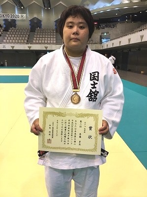 メダルをかけ賞状を持った斎藤選手
