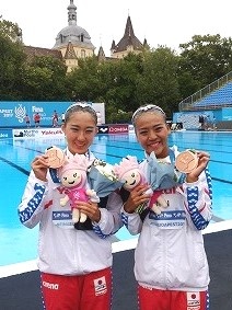 22日のフリーコンビネーションで銅メダルの小俣選手（左）・大澤選手（右）