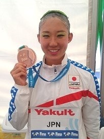小俣選手、チームテクニカルの銅メダルを手に記念撮影
