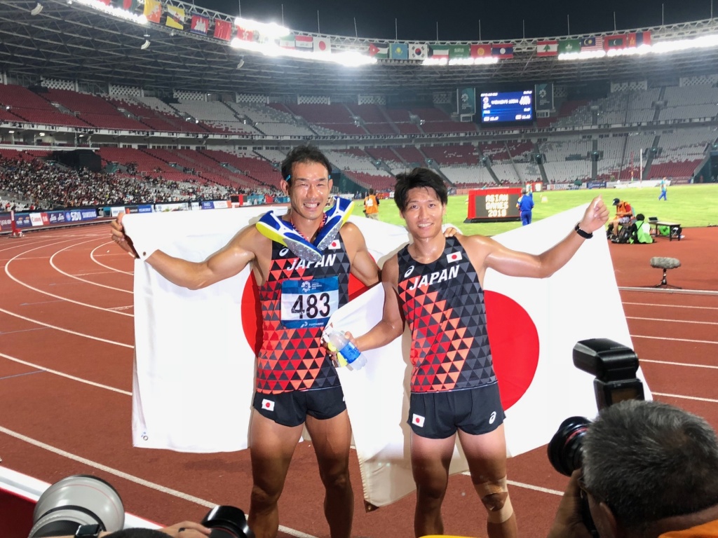 アジア大会連覇という快挙を達成した右代啓祐選手(左)