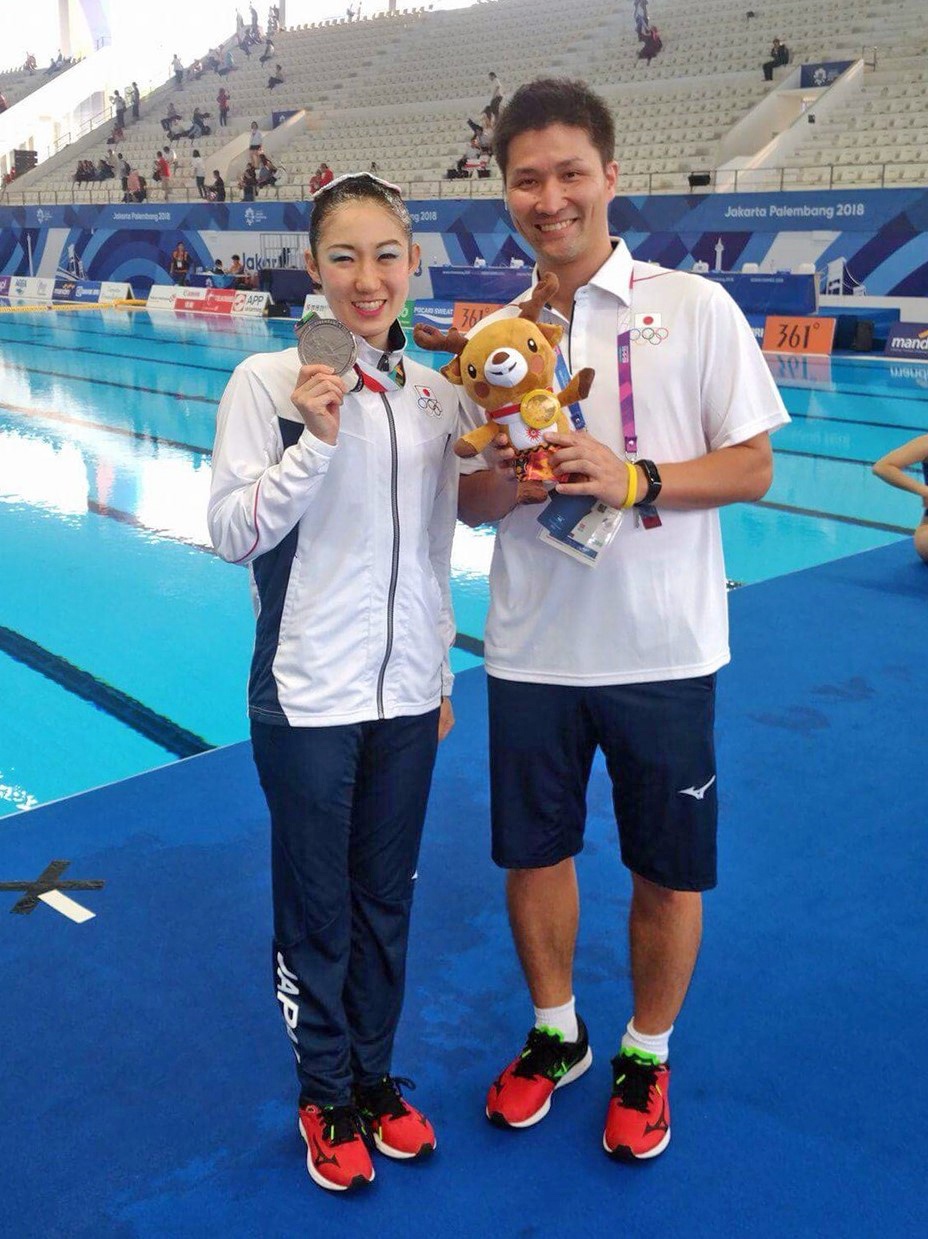 小俣選手と地神裕史トレーナー(右、本学理工学部准教授)