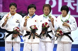 表彰式で金メダルを手に満面の笑みを見せる山本選手（左から2人目）（提供:フォート･キシモト） 