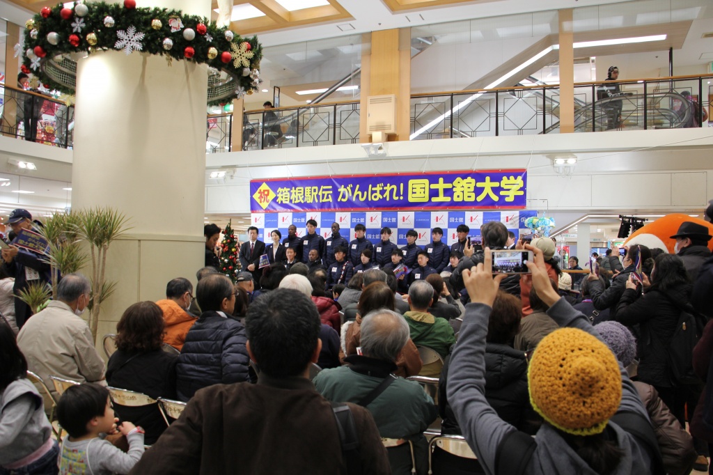 メンバーが登壇するとひときわ大きな歓声が上げられた