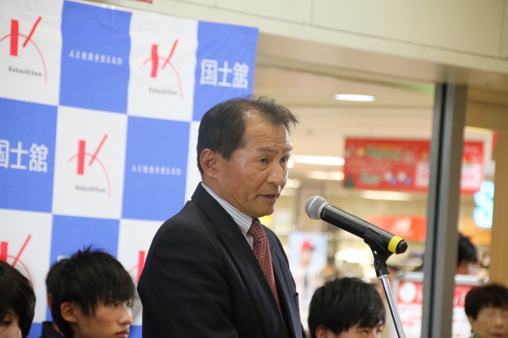 集まった住民の方々にお礼を述べる角田副学長