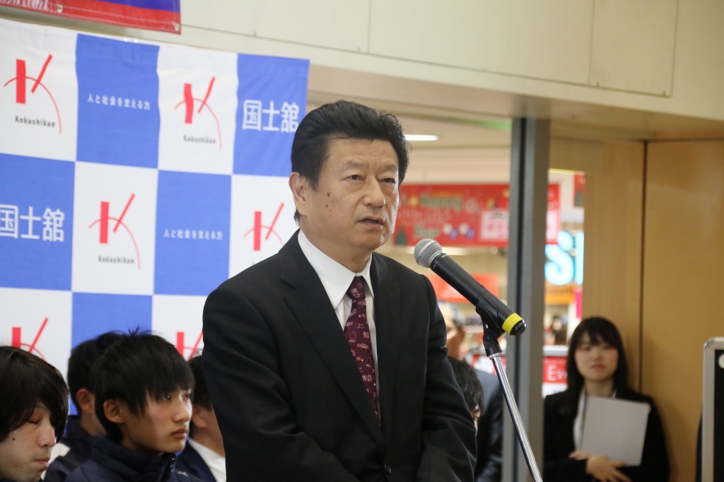 謝意を述べる村岡学部長