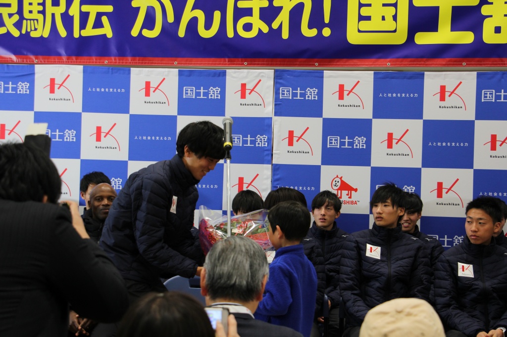 瓜生小学校の児童から花束を受ける選手ら