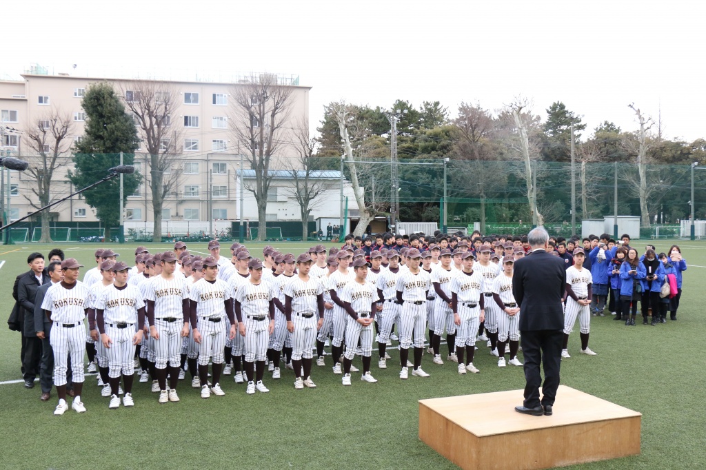 福田校長からの報告を受ける硬式野球部員ら