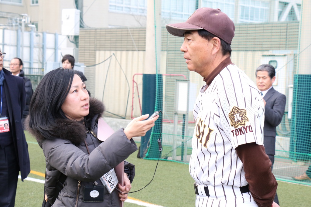 報道陣から取材を受ける永田監督