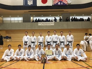 男子団体で初優勝した花咲徳栄高校のメンバー